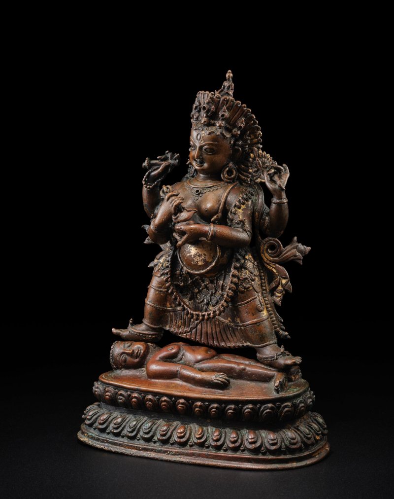 尼泊爾 十六世紀 摩訶迦梨銅像 | A CAST AND REPOUSSE COPPER ALLOY FIGURE OF ASTAMATRIKA MAHAKALI - 图1