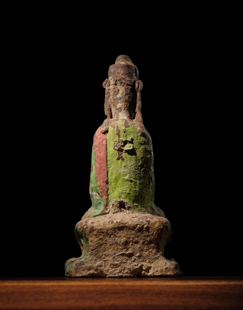 十一至十三世紀 或為西夏 鐵加彩菩薩坐像 | A RARE POLYCHROME-DECORATED IRON FIGURE OF A SEATED BODHISATTVA - 图8