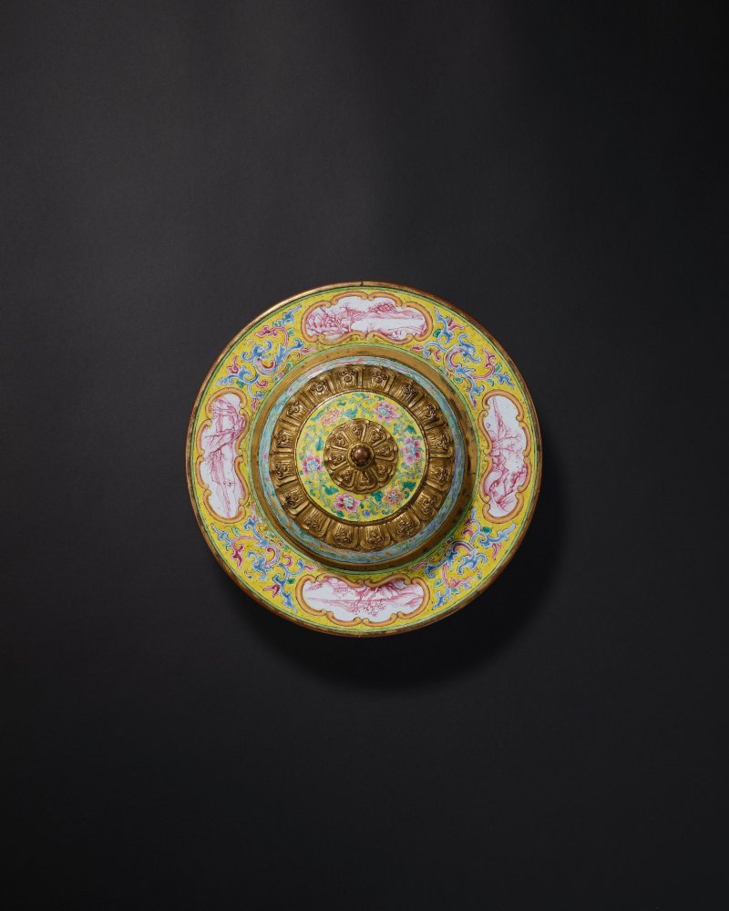 清乾隆　銅胎北京畫琺瑯黃地開光山水圖奓斗 | AN IMPERIAL BEIJING ENAMEL YELLOW-GROUND SHALLOW ZHADOU AND COVER - 图8