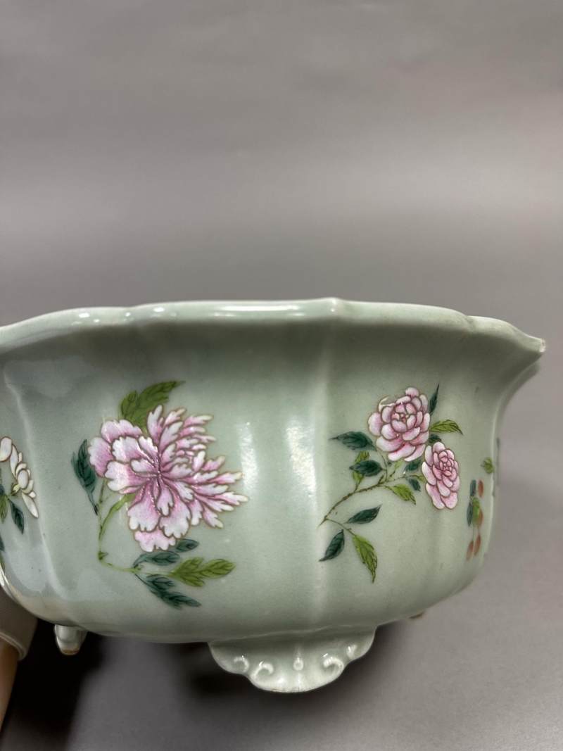    清乾隆 青釉粉彩十二花神葵口盆 - 图5
