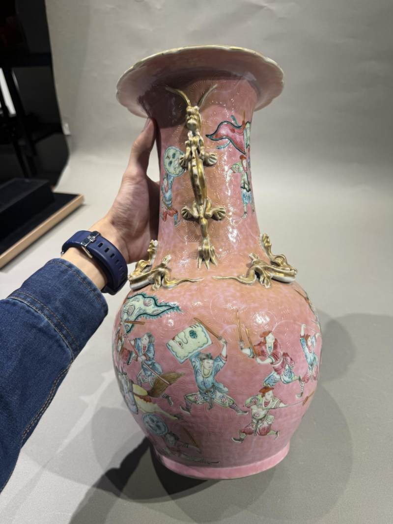    清咸丰 宫粉地轧道刀马人物瓶 - 图5