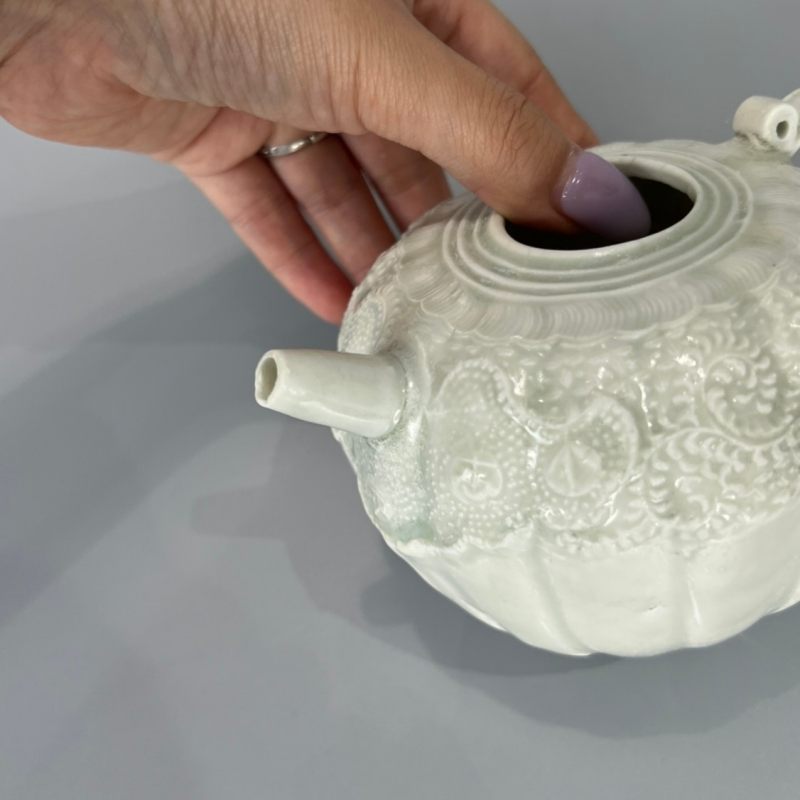 明代 青白釉模印缠枝花卉纹瓜棱壶 - 图12