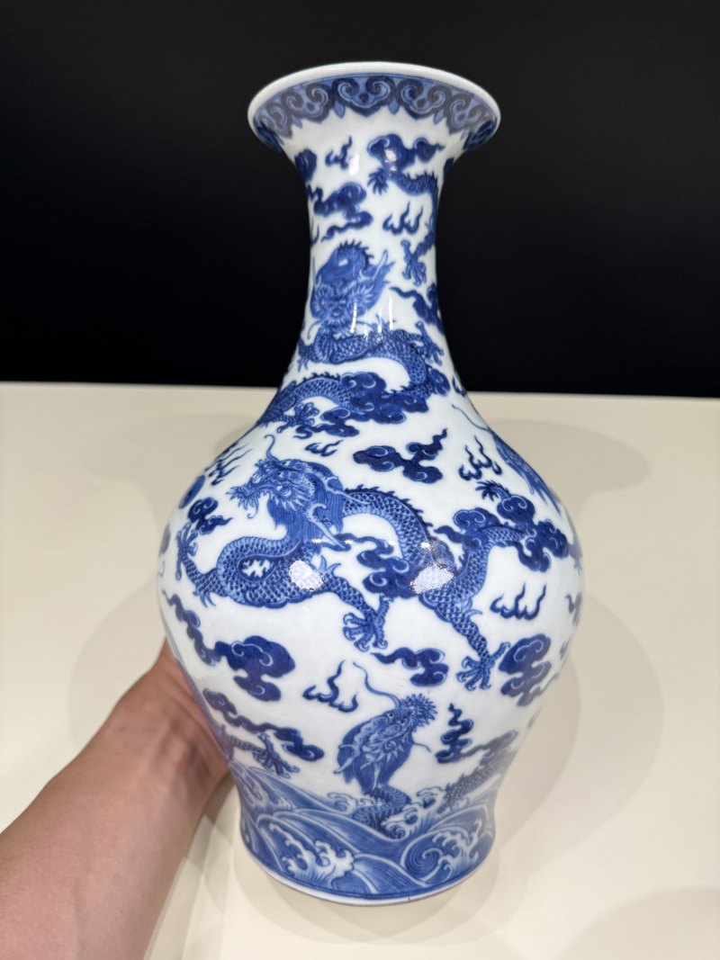 清嘉庆 青花九龙纹橄榄瓶 - 图3