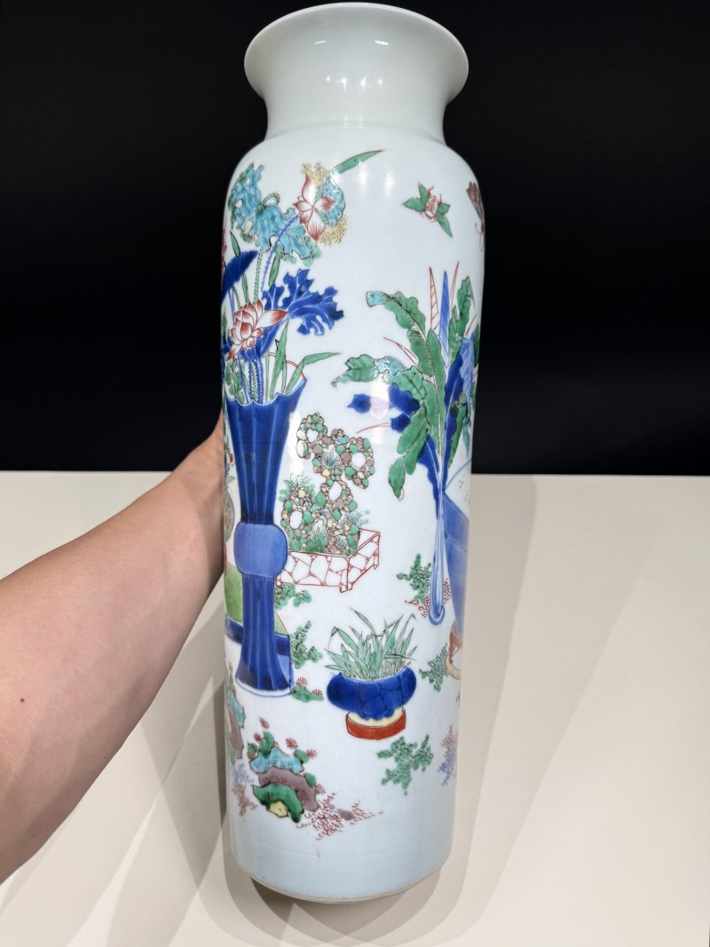 明崇祯 青花五彩博古清供花蝶纹筒瓶 - 图8