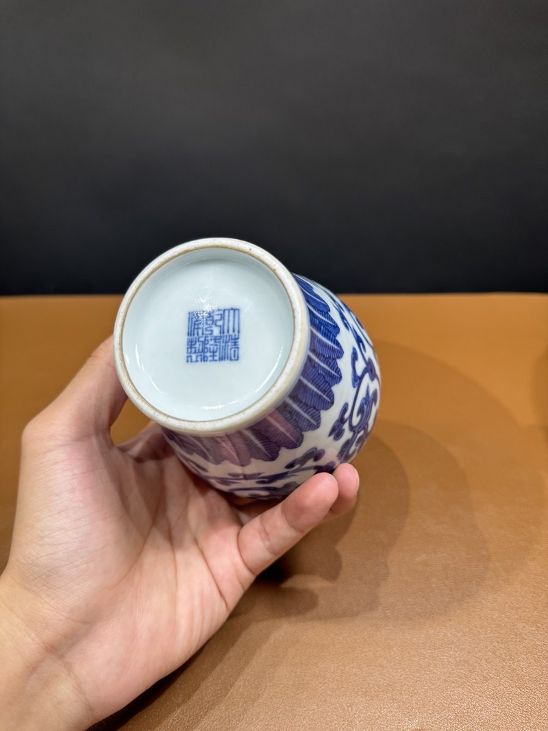 清乾隆 青花缠枝花卉纹贯耳瓶 - 图13
