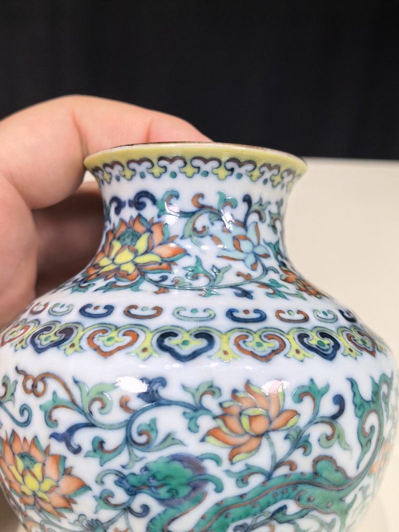 清乾隆 斗彩穿花龙纹小尊 - 图10