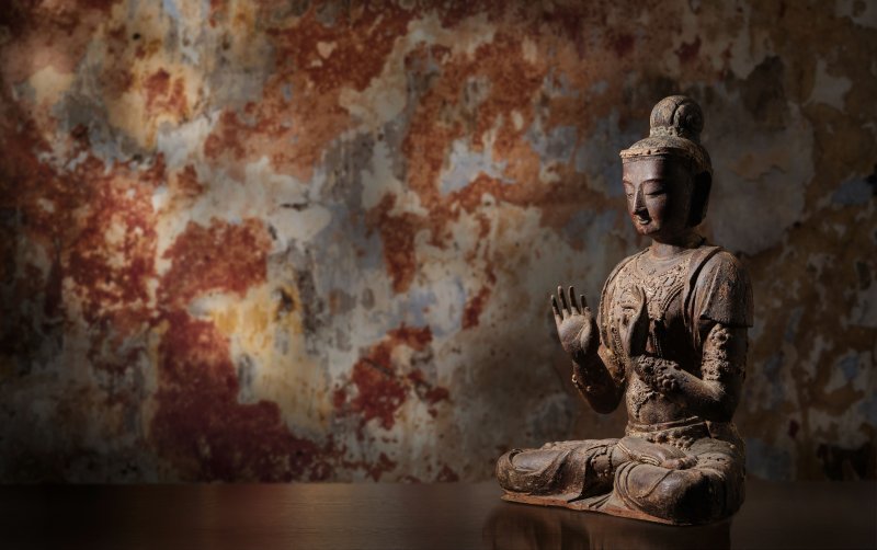 十四世紀 漆金木菩薩坐像 | A RARE LARGE LACQUERED WOOD FIGURE OF A SEATED BODHISATTVA - 图2