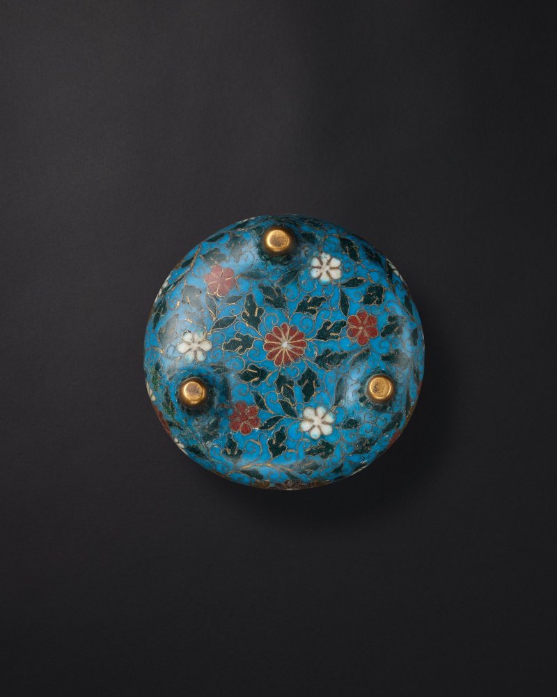 明中期　掐絲琺瑯纏枝菊紋橋耳三足爐 | A CLOISONNÉ ENAMEL 'CHRYSANTHEMUM' TRIPOD INCENSE BURNER, DING - 图3
