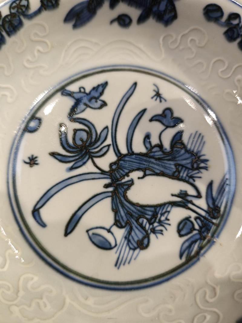    明嘉靖 青花沥粉一路连科盘（一对） - 图4