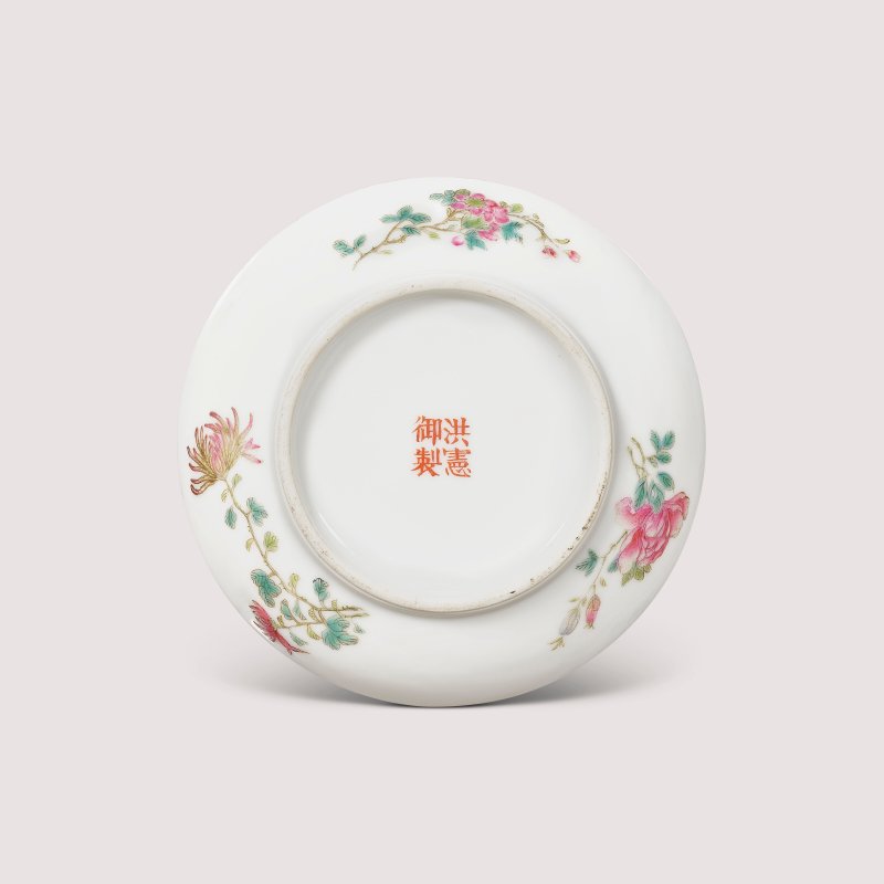 民國 粉彩蝶戀花小印盒 「洪憲御製」 礬紅款  REPUBLIC PERIOD, HONGXIAN FOUR-CHARACTER MARK IN IRON RED AND OF THE PERIOD (1915-1916) - 图2