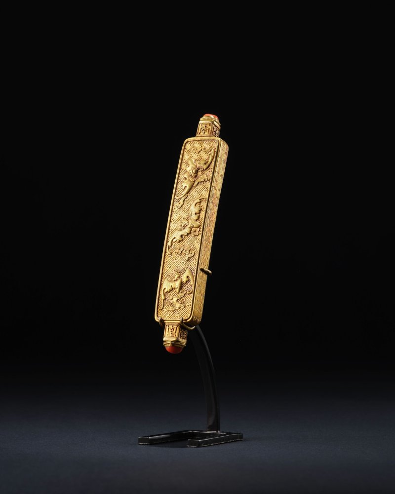 清乾隆　御製金胎鏨雲蝠紋嵌綠松石「太平如意」雙頭藥瓶 | AN IMPERIAL GOLD TURQUOISE-INLAID DOUBLE-HEADED MEDICINE BOTTLE - 图5