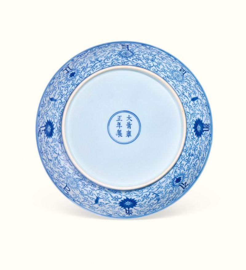 清雍正 青花莲托梵文大盘 - 图2