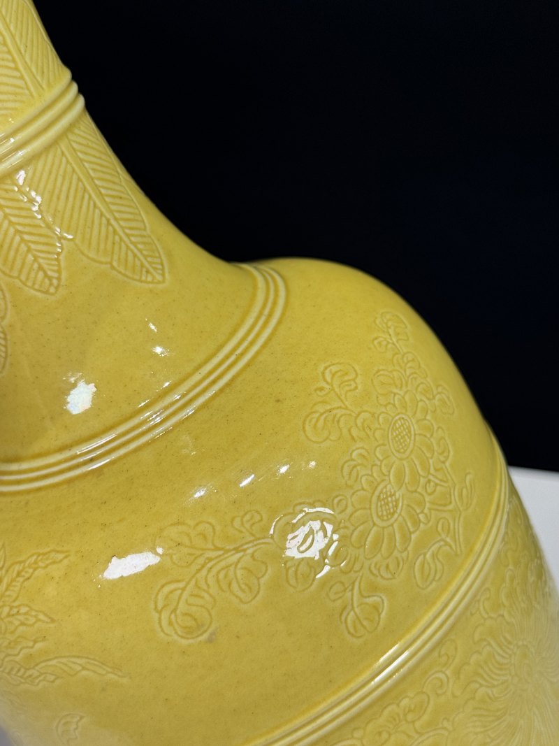 清晚期 黄釉暗刻四季花卉纹大柳叶瓶 - 图9