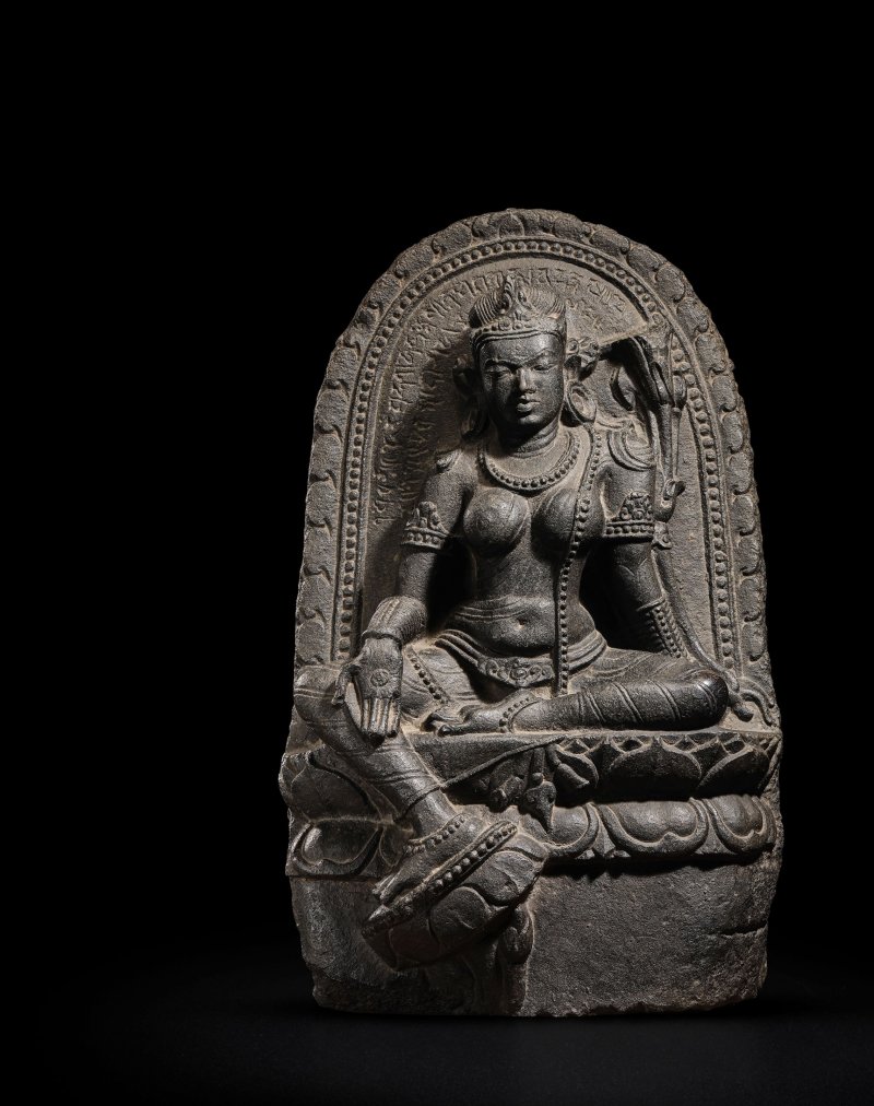 印度東北部 帕拉時期 約十世紀 黑石綠度母像 | A BLACKSTONE STELE OF SYAMATARA - 图5