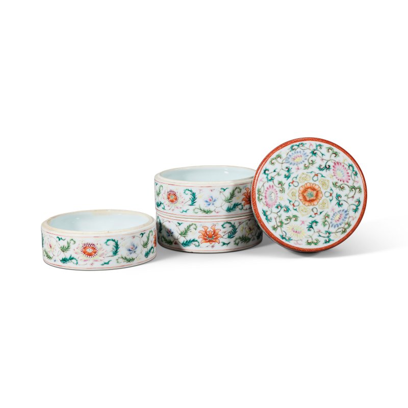 清乾隆 粉彩纏枝蓮紋三屜奩盒 六字篆書款  QIANLONG SIX-CHARACTER SEAL MARK IN UNDERGLAZE BLUE AND OF THE PERIOD (1736-1795) - 图2