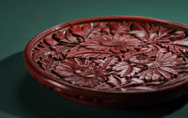 元　剔紅菊花紋盤 | A CARVED CINNABAR LACQUER 'CHRYSANTHEMUM' DISH - 图10