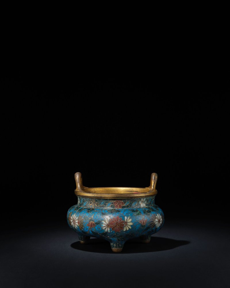 明中期　掐絲琺瑯纏枝菊紋橋耳三足爐 | A CLOISONNÉ ENAMEL 'CHRYSANTHEMUM' TRIPOD INCENSE BURNER, DING - 图4