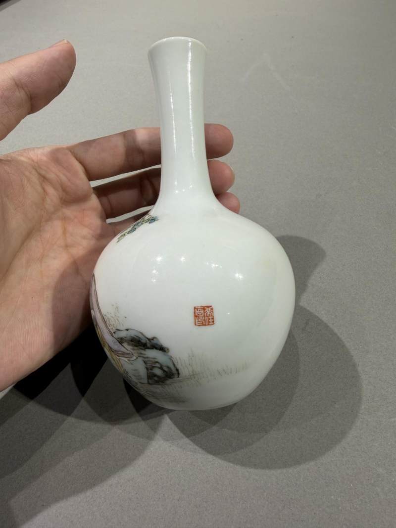    刘希任 粉彩高仕图小天球瓶 - 图4