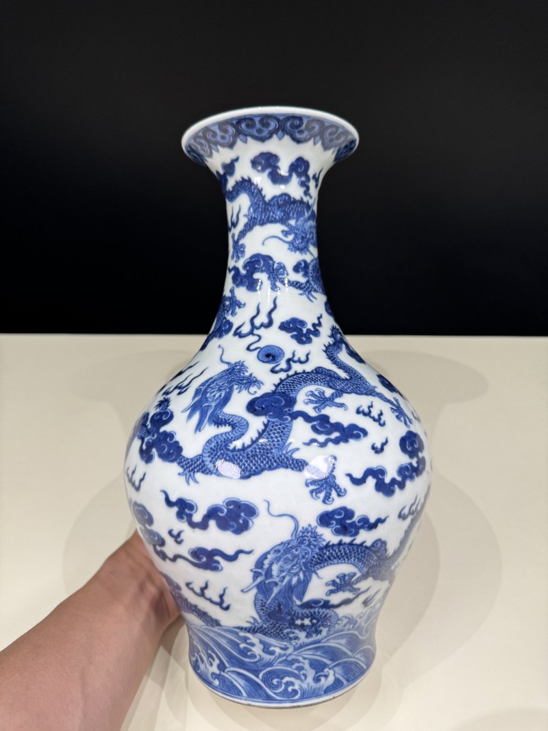 清嘉庆 青花九龙纹橄榄瓶 - 图4