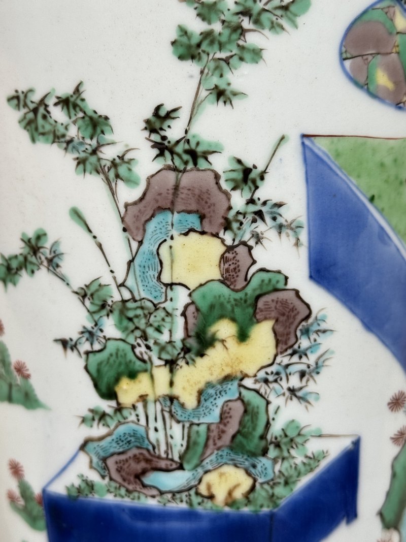 明崇祯 青花五彩博古清供花蝶纹筒瓶 - 图9