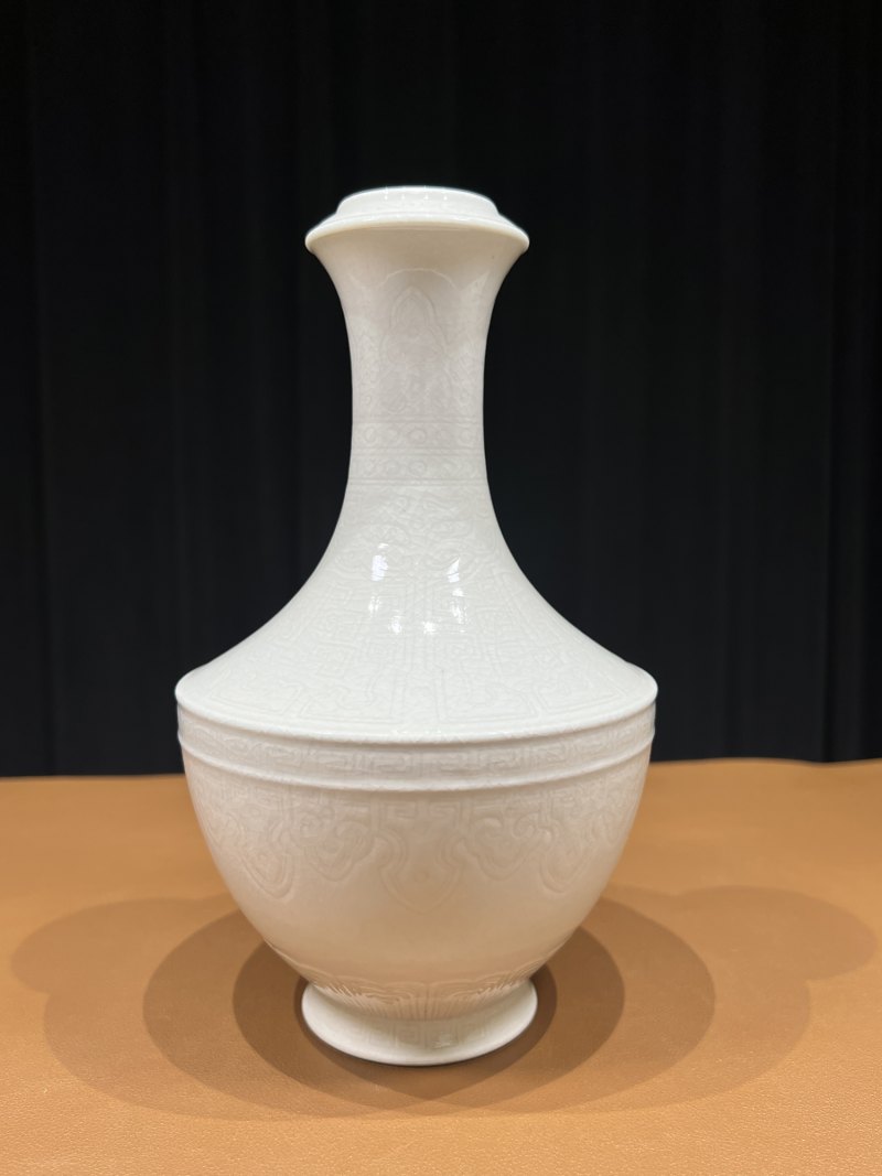 清乾隆 白釉仿定饕餮纹盖碗尊 - 图2