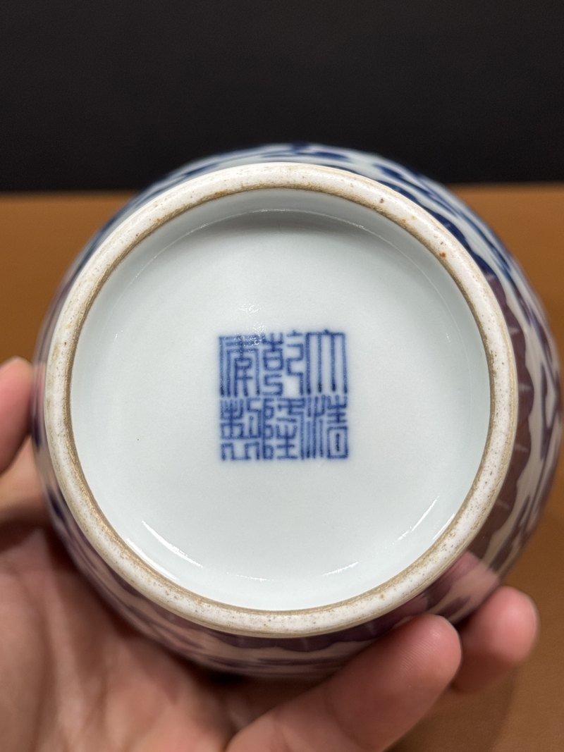 清乾隆 青花缠枝花卉纹贯耳瓶 - 图14