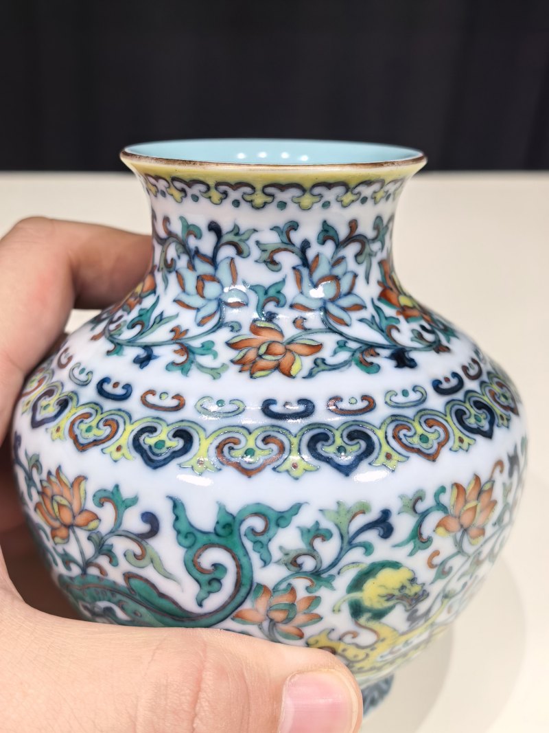 清乾隆 斗彩穿花龙纹小尊 - 图11