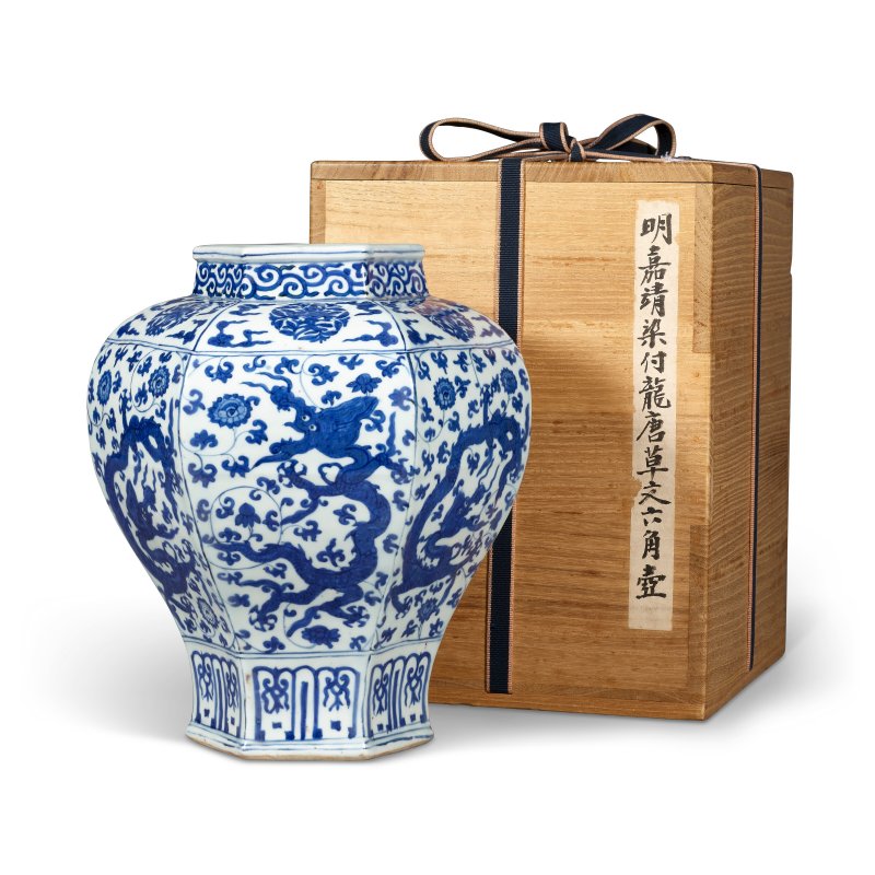 明嘉靖 青花龍穿花紋六方罐 雙圈六字楷書款  JIAJING SIX-CHARACTER MARK IN UNDERGLAZE BLUE WITHIN A DOUBLE CIRCLE AND OF THE PERIOD (1522-1566) - 图1