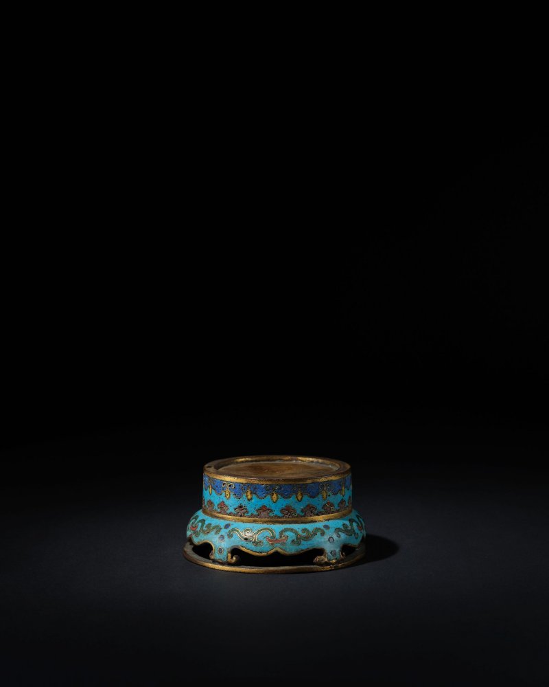 清十八世紀　掐絲琺瑯卷草如意紋座 | A SMALL CLOISONNÉ ENAMEL STAND - 图1