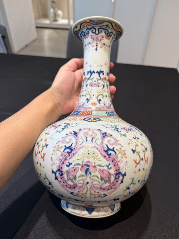 清乾隆青花洋彩雙螭供福壽西番蓮紋玉壺春瓶 - 图13