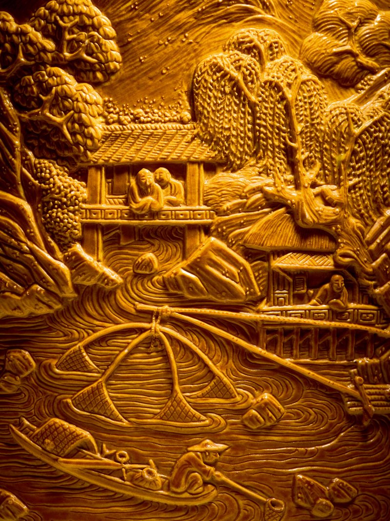 清道光 黄釉仿竹雕瓷山水人物图笔筒 - 图5
