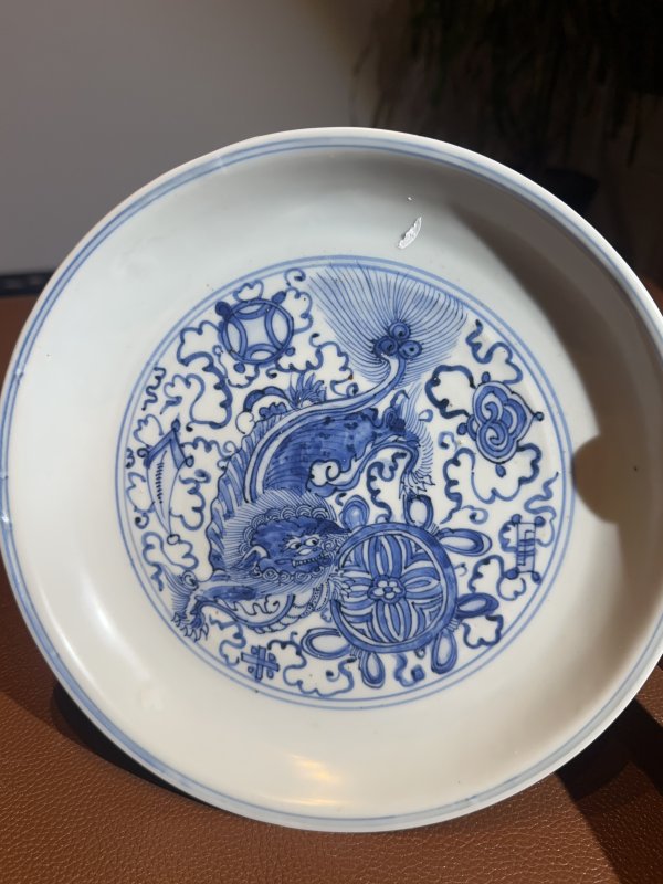 明万历 青花狮子滚绣球纹盘 - 图2