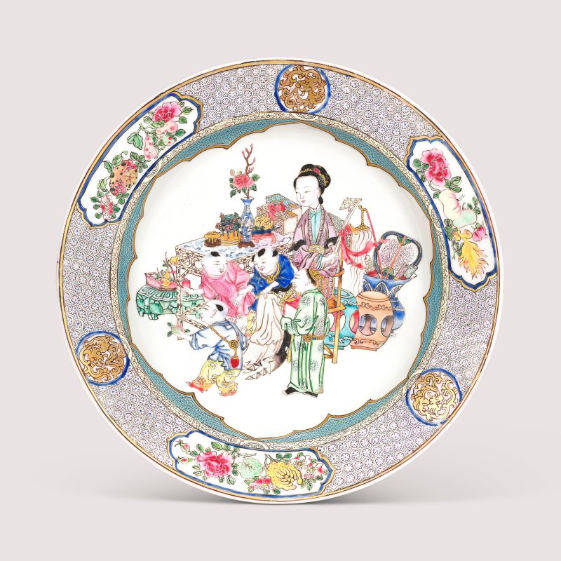 清雍正 外胭脂紅地內粉彩錦地開光良母教子圖折沿盤  YONGZHENG PERIOD (1723-1735)