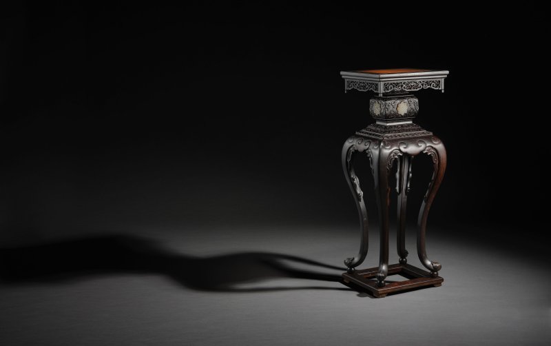 清乾隆　紫檀嵌竹黃高束腰三彎腿帶托泥香几 | AN EXCEPTIONALLY RARE ZITAN AND BAMBOO VENEER INCENSE STAND, XIANGJI - 图4