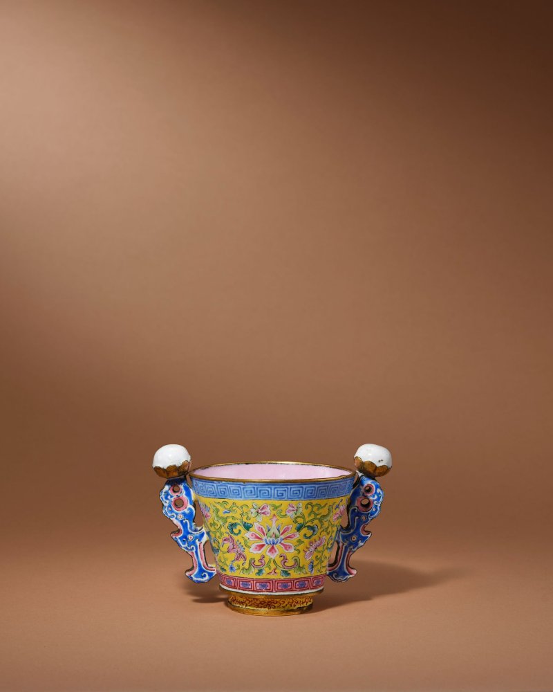 清乾隆　御製銅胎畫琺瑯纏枝花卉圖雙耳小杯 | A RARE PAINTED ENAMEL 'FLORAL' HANDLED CUP - 图1