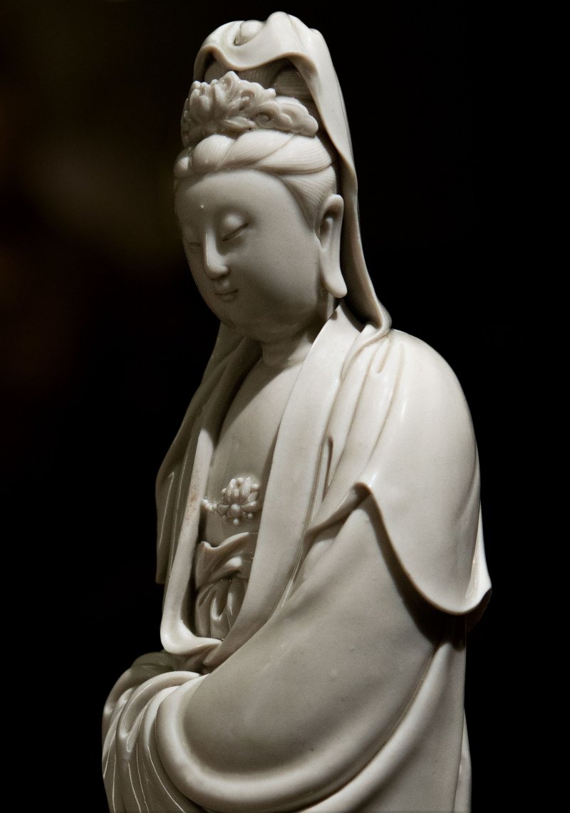 明十七世紀初 德化白釉祥雲觀音立像 | AN IMPORTANT DEHUA STANDING FIGURE OF GUANYIN - 图5