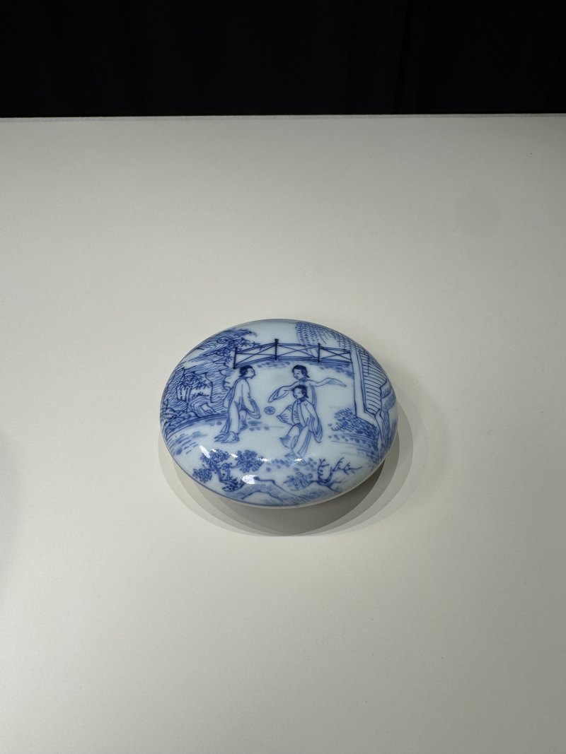清康熙 青花仕女蹴鞠图盖盒 - 图2