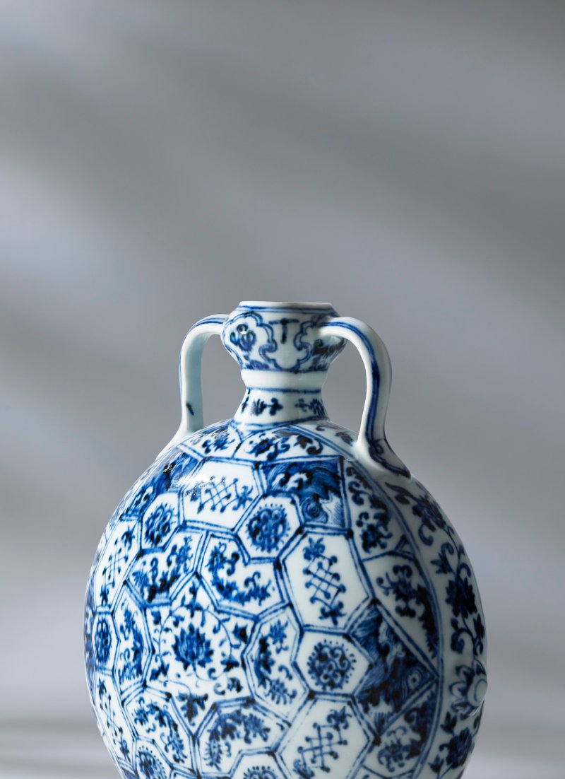 明永樂 青花花卉錦紋如意耳扁壺  YONGLE PERIOD (1403-1425) - 图4