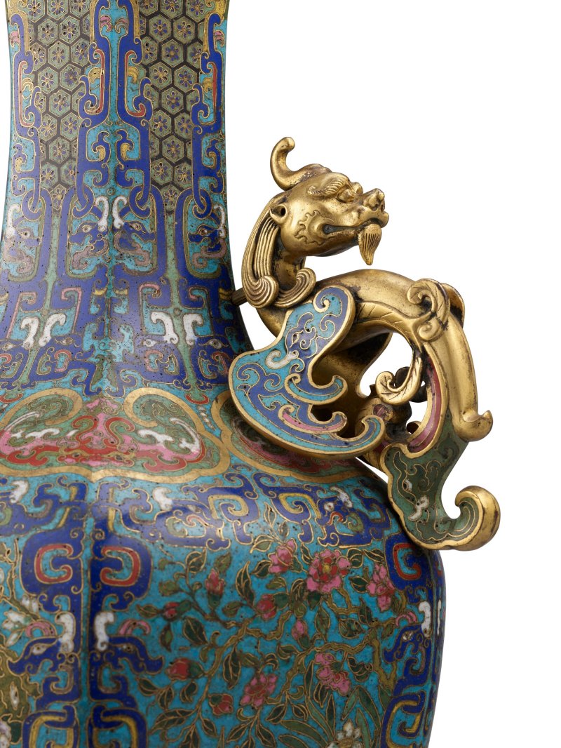清乾隆 掐絲琺瑯花石紋鎏金銅鏤空螭龍耳六方尊  QIANLONG PERIOD (1736-1795) - 图4