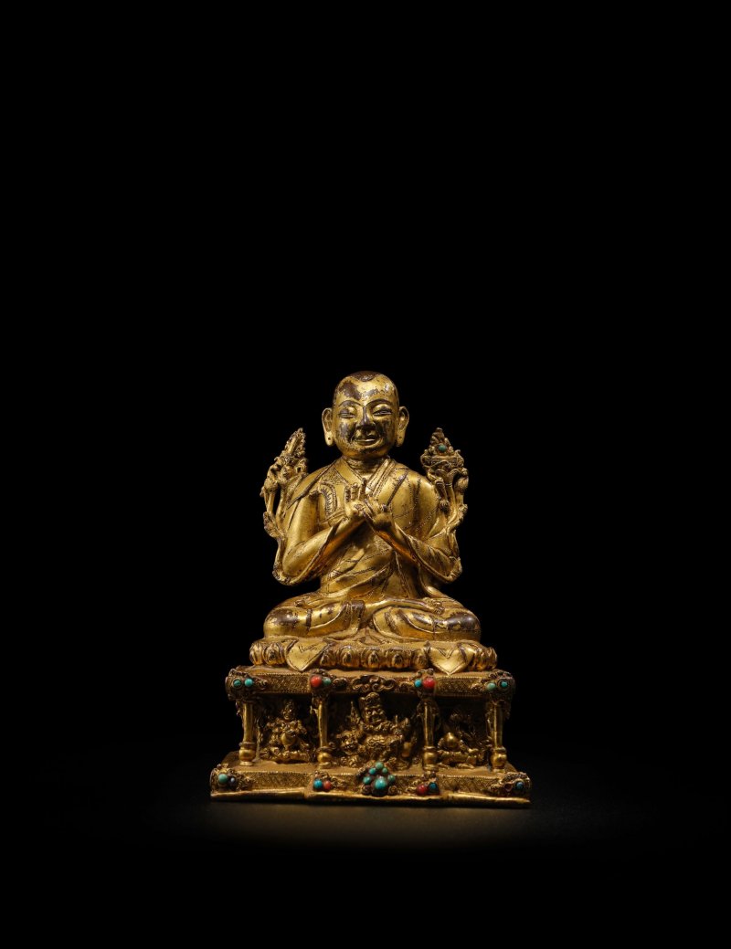 西藏 十五世紀 銅鎏金宗喀巴像 | A GILT COPPER ALLOY FIGURE OF TSONGKHAPA - 图3