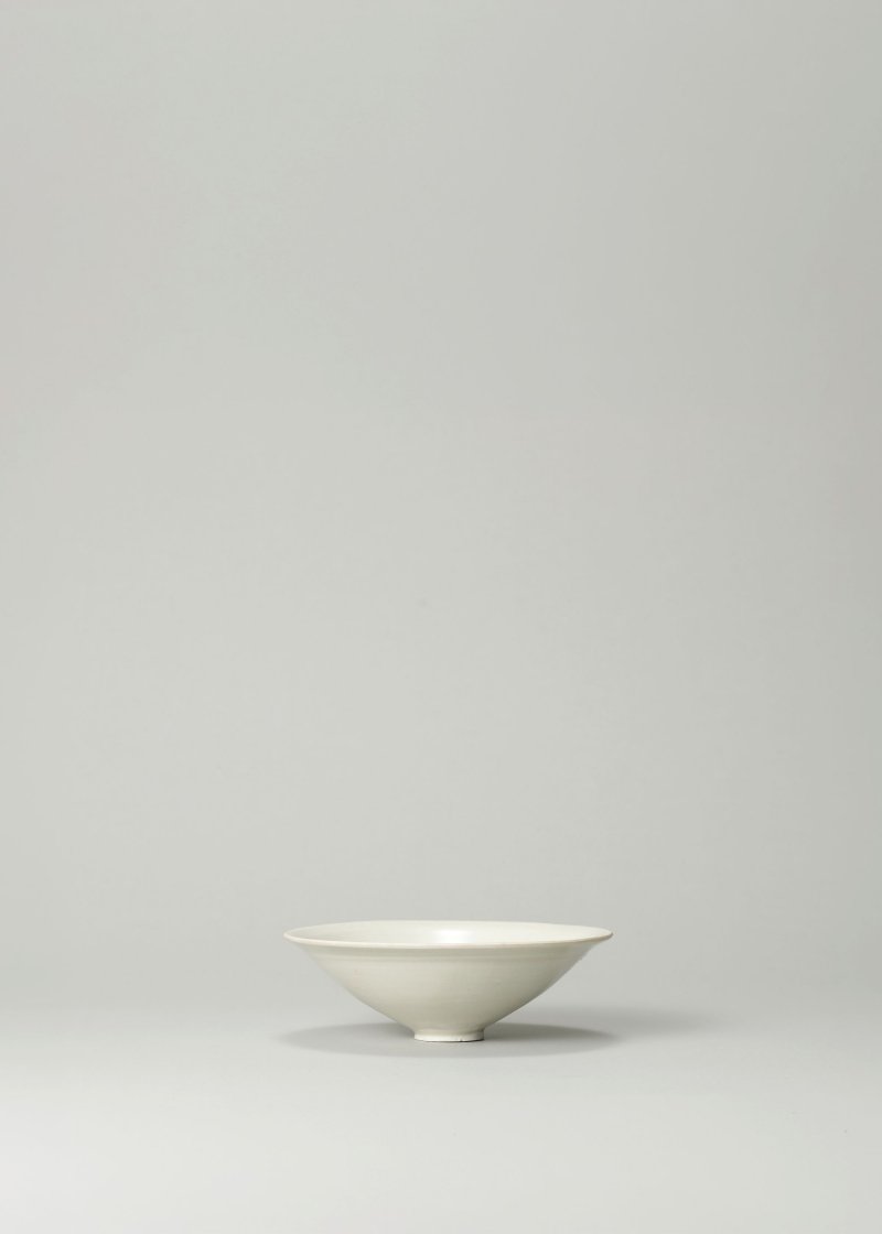北宋　定窯白釉刻蓮花紋碗 | A SMALL DING INCISED WHITE-GLAZED 'LOTUS' CONICAL BOWL - 图1