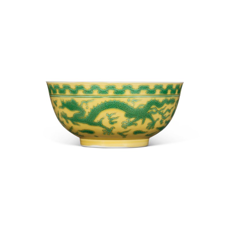 清雍正 黃地綠彩刻雙龍趕珠紋盌 雙圈六字楷書款  YONGZHENG SIX-CHARACTER MARK IN UNDERGLAZE BLUE WITHIN A DOUBLE CIRCLE AND OF THE PERIOD (1723-1735) - 图1
