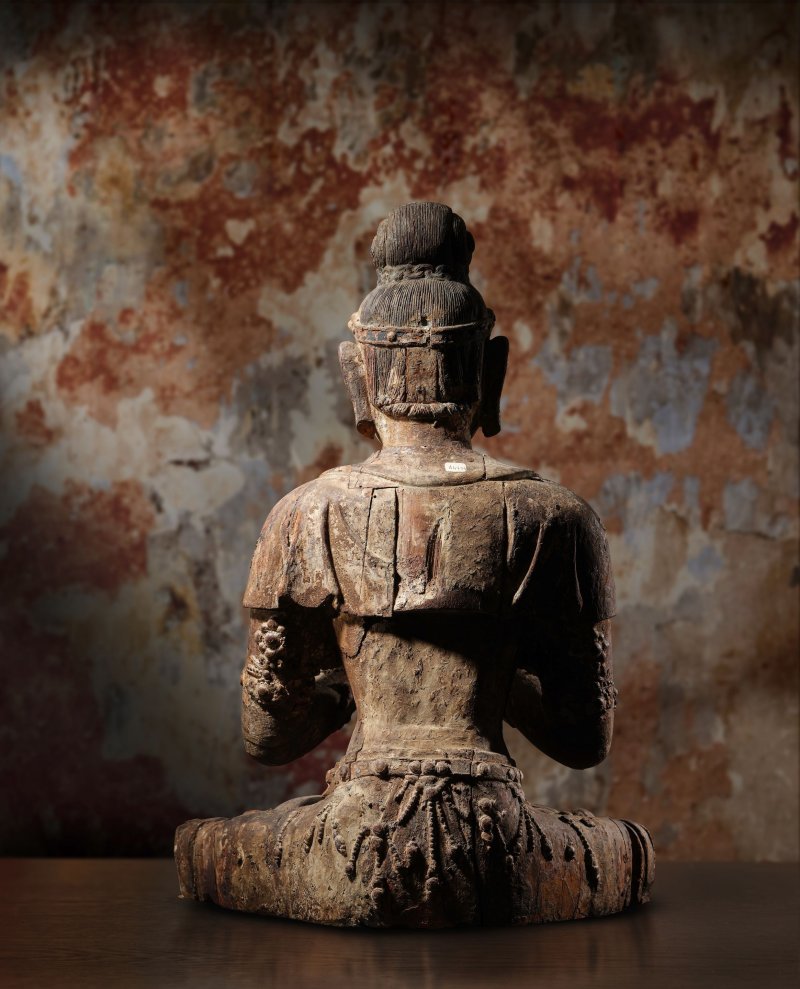 十四世紀 漆金木菩薩坐像 | A RARE LARGE LACQUERED WOOD FIGURE OF A SEATED BODHISATTVA - 图3