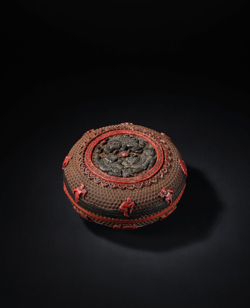 清乾隆　剔彩瑞獅紋圓蓋盒 | A RARE MULTI-COLOURED LACQUER 'BUDDHIST LIONS' CIRCULAR BOX AND COVER - 图2
