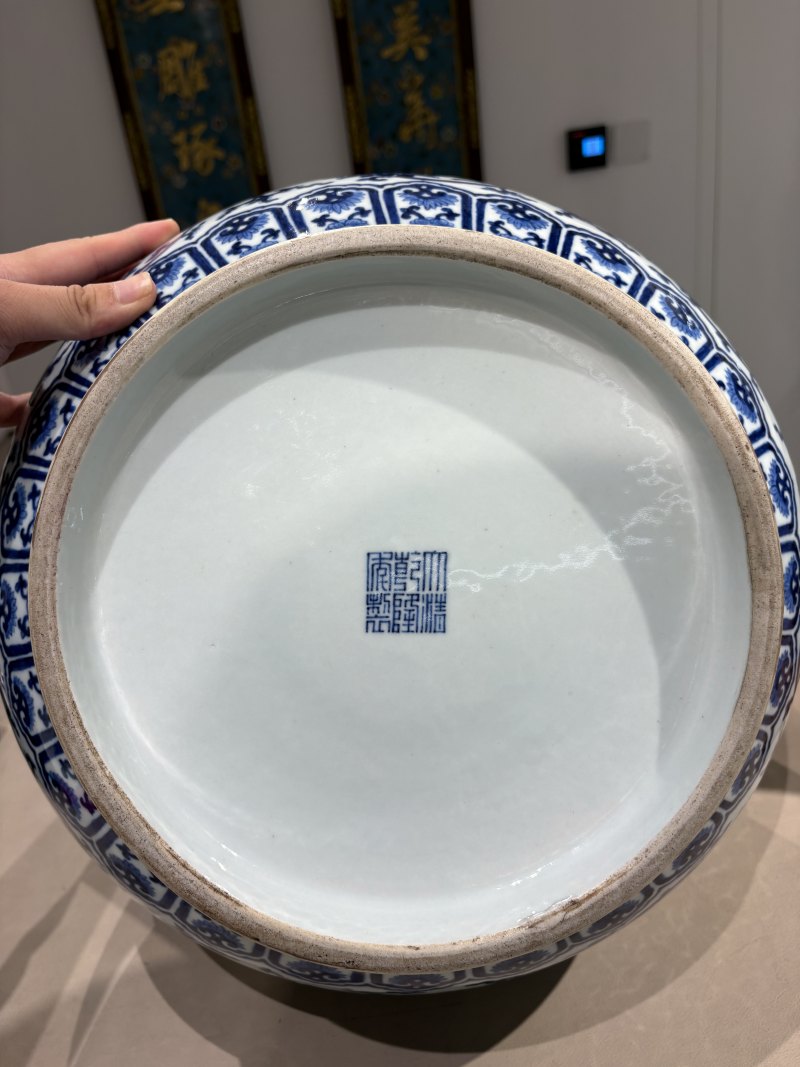 清乾隆青花纏枝蓮紋雙夔龍耳尊 - 图5