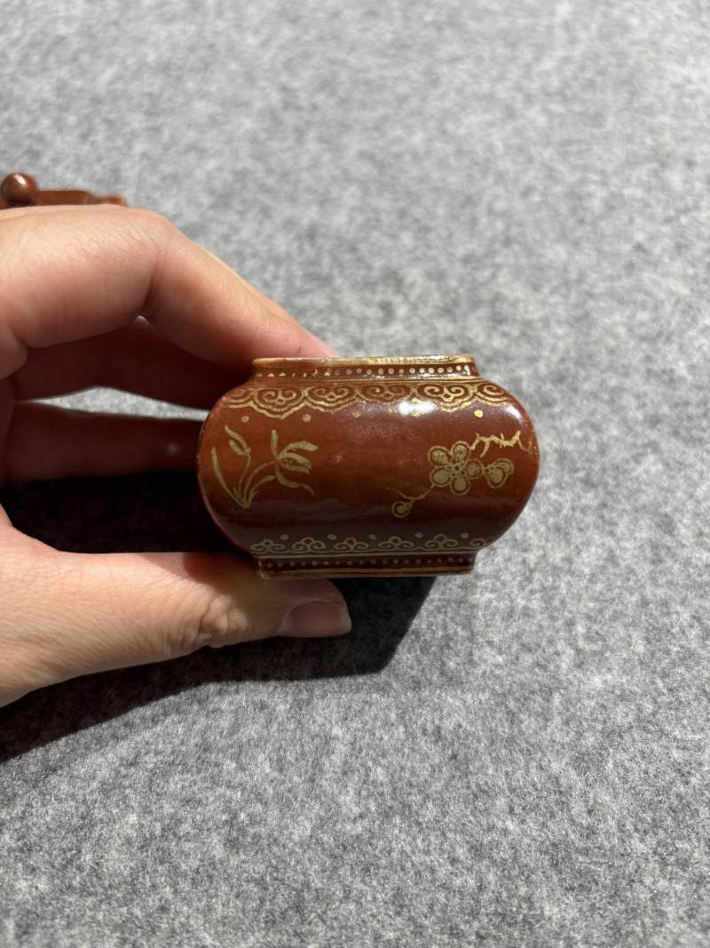    清乾隆 紫金地描金花卉纹带盖水丞 - 图3