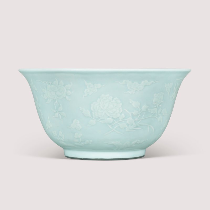 清雍正 粉青釉貼花卉三多紋大盌 六字篆書款  YONGZHENG SIX-CHARACTER SEAL MARK IN UNDERGLAZE BLUE AND OF THE PERIOD (1722-1735) - 图1