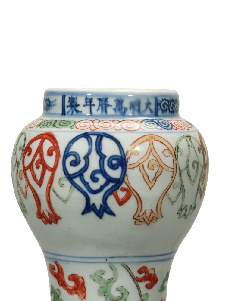 明萬曆　五彩穿花龍鳳紋蒜頭瓶 | A RARE WUCAI 'DRAGON AND PHOENIX' GARLIC-HEAD VASE - 图3