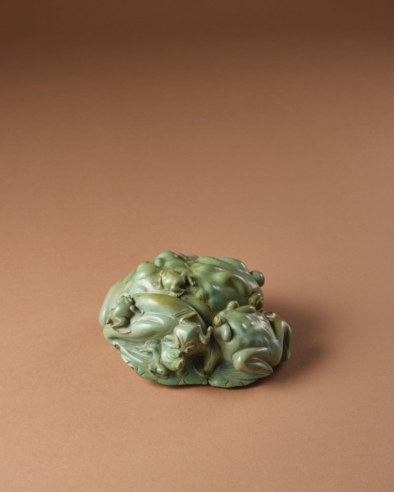 十七世紀　綠松石雕蟾蓮擺件 | A SUPERB AND EXCEPTIONALLY RARE LARGE 'NINE-TOAD' TURQUOISE CARVING - 图2