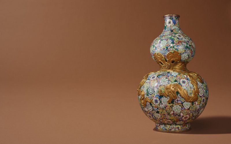 清乾隆　掐絲琺瑯百花紋綬帶大葫蘆瓶 | A MASSIVE GILT-BRONZE AND CLOISONNÉ ENAMEL 'MILLEFLEURS' DOUBLE-GOURD VASE - 图2